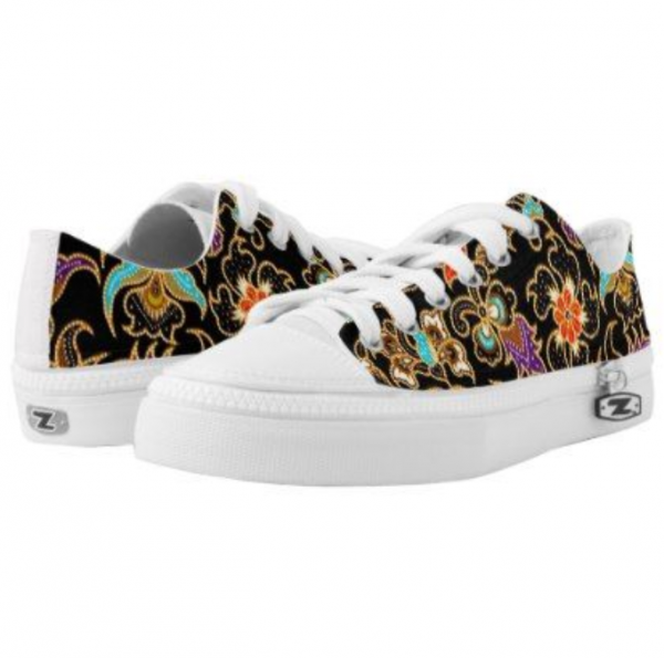 Sepatu Sneaker dengan Desain Batik Modern